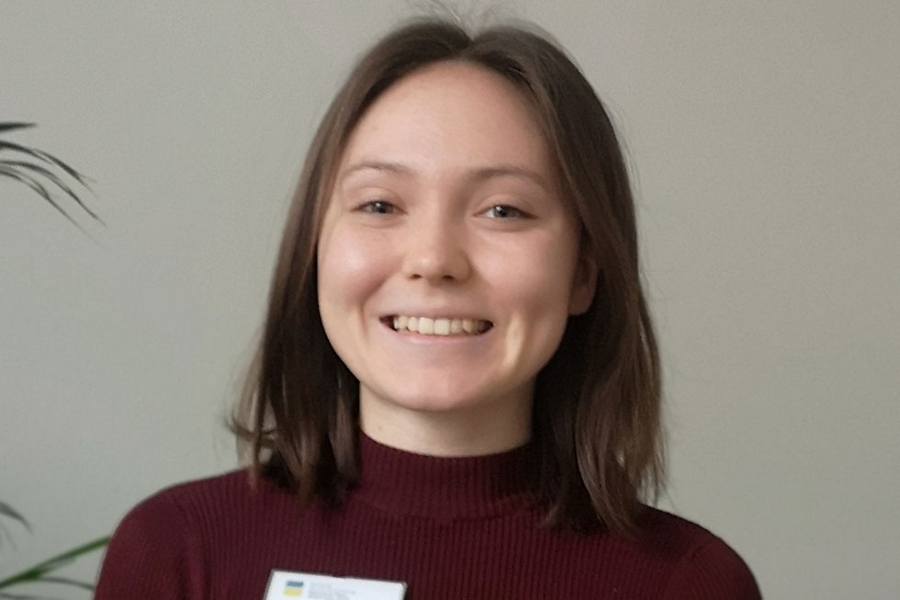 Das Foto zeigt Praktikantin Stefanie Stieben in die Kamera lachend Das Foto zeigt Praktikantin Stefanie Stieben in die Kamera lachend