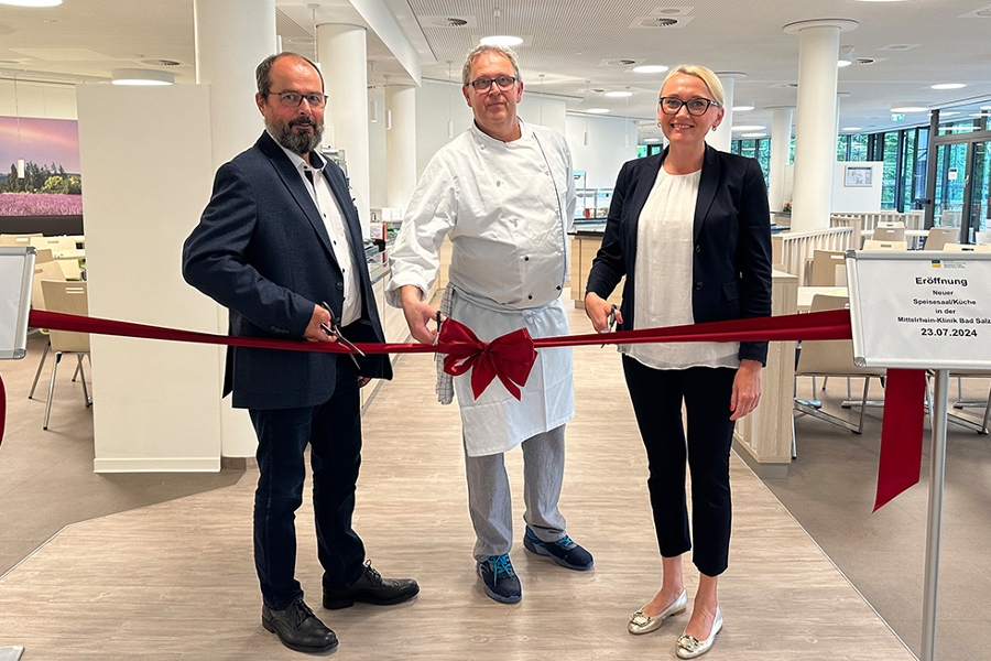 Die Klinikleitung und der Küchenchef schneiden im neu renovierten Speisesaal ein rotes Band zur Eröffnung durch. Die Klinikleitung und der Küchenchef schneiden im neu renovierten Speisesaal ein rotes Band zur Eröffnung durch.