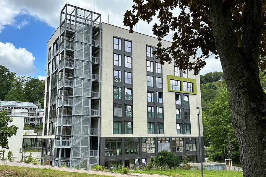 Das sanierte Hochhaus mit Patientenzimmern, Büros und Funktionsräumen Das sanierte Hochhaus mit Patientenzimmern, Büros und Funktionsräumen