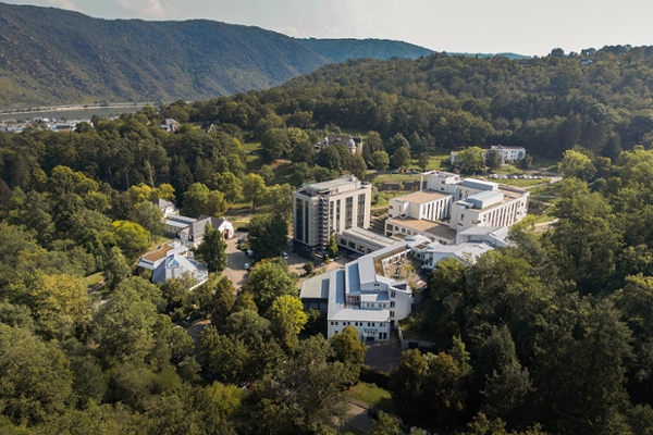 Aufnahme der Mittelrhein-Klinik aus der Luft eingebettet in die Landschaft des Oberen Mittelrheintals. Aufnahme der Mittelrhein-Klinik aus der Luft eingebettet in die Landschaft des Oberen Mittelrheintals.
