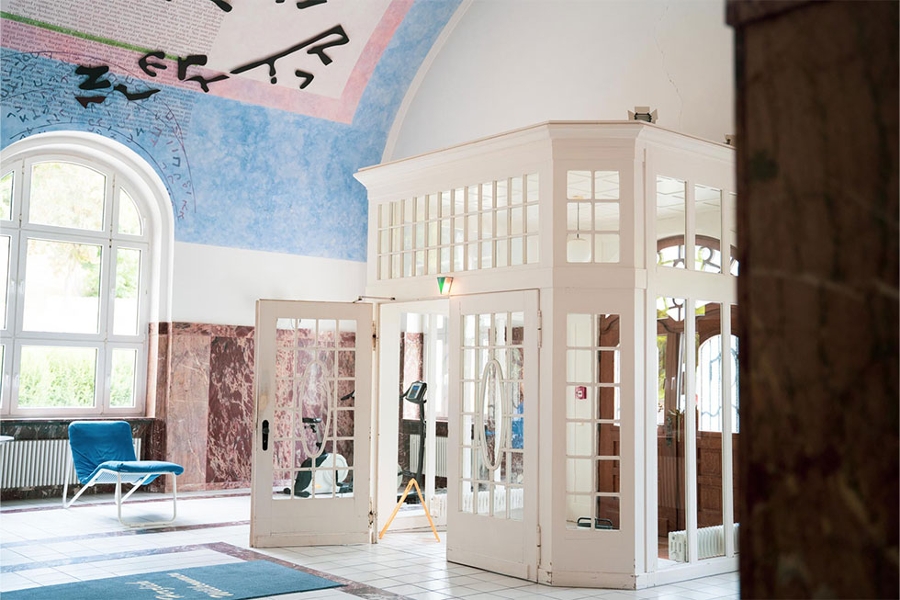 Der Eingangsbereich des Bäderhauses mit bunt bemalter Decke. Der Eingangsbereich des Bäderhauses mit bunt bemalter Decke.