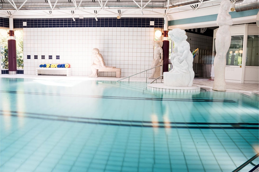 vier große Steinfiguren im Bewegungsbad vier große Steinfiguren im Bewegungsbad
