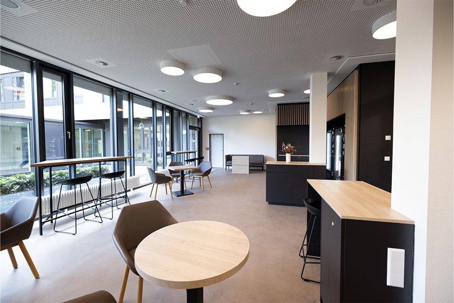 Blick in einen Raum mit Sitzgelegenheiten Blick in einen Raum mit Sitzgelegenheiten