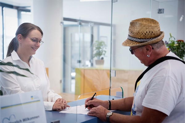 Zwei Personen am Empfang Zwei Personen am Empfang
