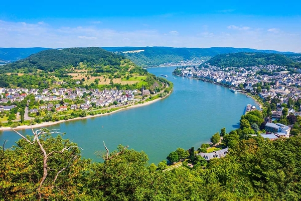 Blick von oben über einen Fluss, an dem rechts und links Orte liegen Blick von oben über einen Fluss, an dem rechts und links Orte liegen