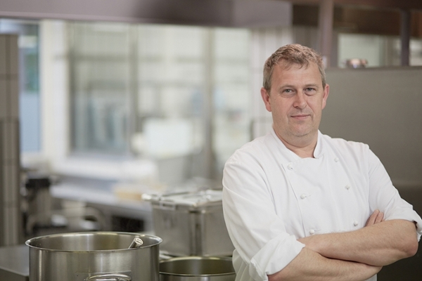 Ein Mann steht in einer Küche. Ein Mann steht in einer Küche.