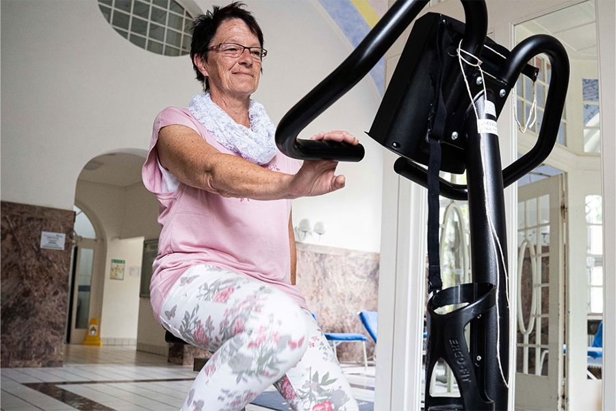 Eine Frau trainiert auf dem Ergometer. Eine Frau trainiert auf dem Ergometer.