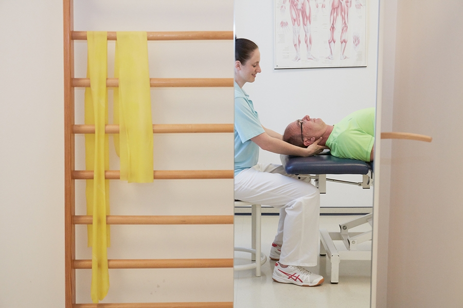 Eine Person massiert den Nacken einer anderen Person. Eine Person massiert den Nacken einer anderen Person.