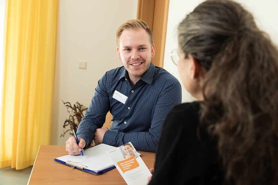 Eine Frau unterhält sich mit einem Psychotherapeuten. Eine Frau unterhält sich mit einem Psychotherapeuten.